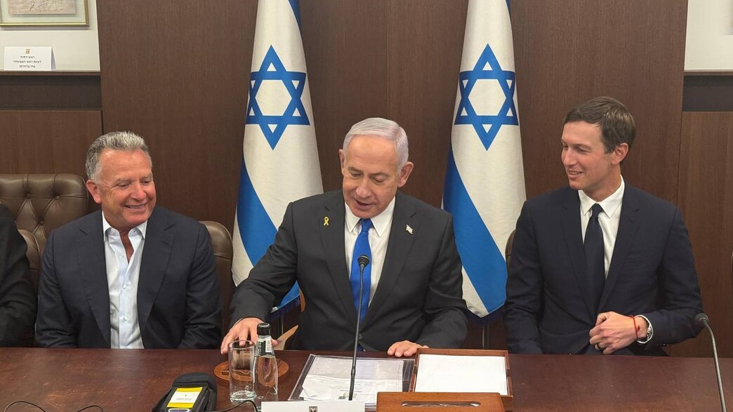 ראש הממשלה עם סטיב וויטקוף וג'ארד קושנר בישיבת הממ