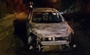 הרכב השרוף שבו אותרה גופת גבר בכביש 2 (צילום: 27א')