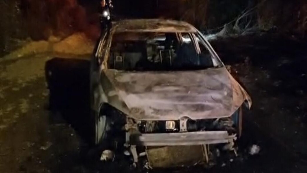 הרכב השרוף שבו אותרה גופת גבר בכביש 2 הרכב השרוף שבו אותרה גופת גבר בכביש 2