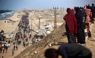 עזתים נעים לכיוון צפון הרצועה לאחר תחילת הפסקת האש (צילום: מג'די פתחי, TPS)