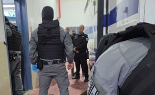 סוהרים מעבירים מחבלים  (צילום: דוברות שב"ס )