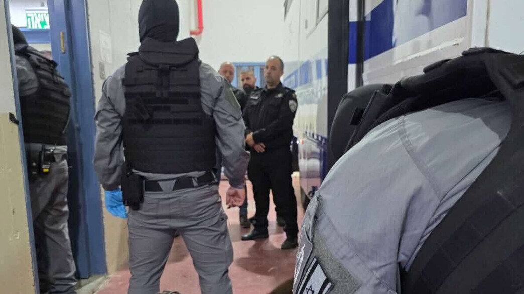 סוהרים מעבירים מחבלים 