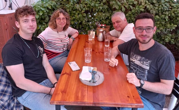 רס"ל טל להט ז"ל עם הוריו ואחיו 