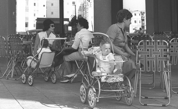 בית קפה ברחוב רמז בצפון תל אביב, 1962