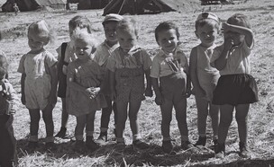 ילדיי עולים במושב עין איילה, 1949 (צילום: זולטן קלוגר, לע"מ)