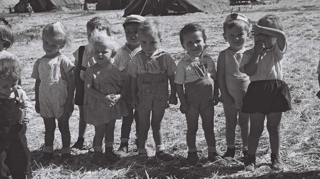 ילדיי עולים במושב עין איילה, 1949