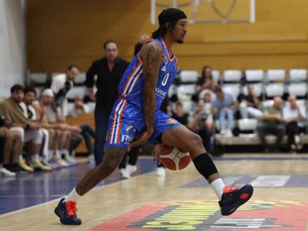 ברגל ימין (שקד אבן באדיבות מכבי קבוצת כנען רמת גן)