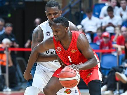 אבל הארפר הוביל את המארחת (צילום: ברני ארדוב)