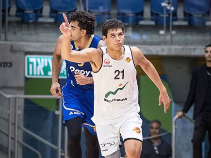 פתח רע, אך התאושש. אנג`ל (ספי מגריזו)