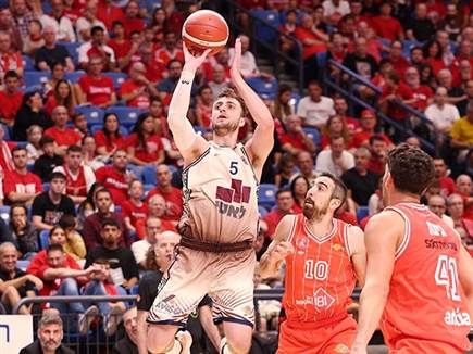 אסייג. נראה טוב אצל האורחת (אלן שיבר)