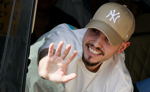 איתן מור מגיע לביה"ח (צילום: רויטרס)