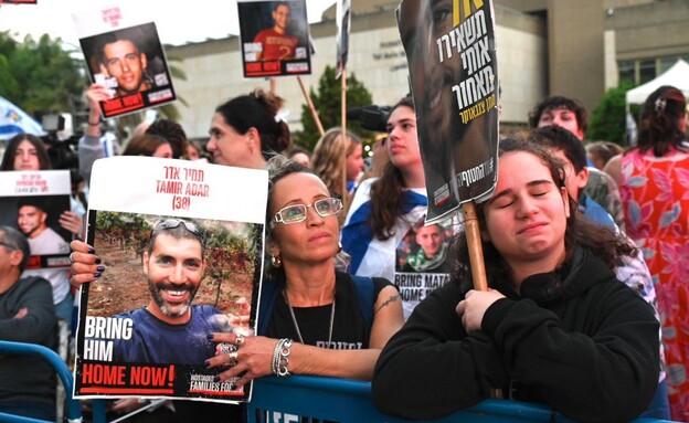המונים בכיכר לקראת שחרור החטופים המונים בכיכר לקראת שחרור החטופים