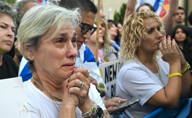 המונים בכיכר לקראת שחרור החטופים המונים בכיכר לקראת שחרור החטופים