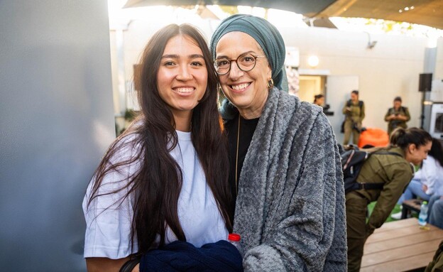 דיצה אמו של אבינתן ונעה ארגמני מחכים לאבינתן ברעים