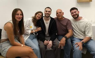 אלון אהל עם המשפחה (צילום: דובר צה"ל)