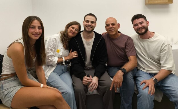 אלון אהל עם המשפחה אלון אהל עם המשפחה