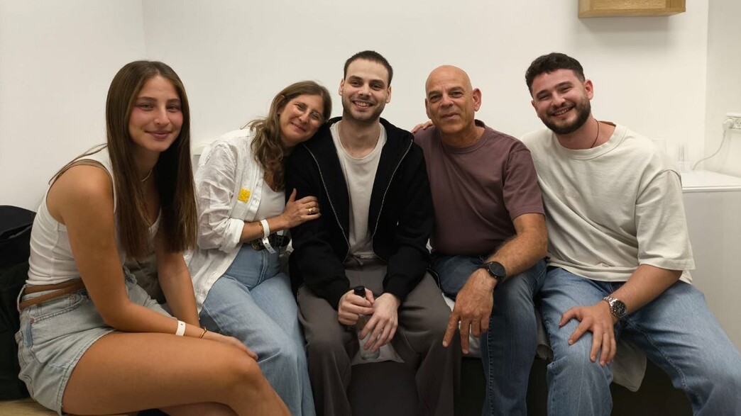 אלון אהל עם המשפחה אלון אהל עם המשפחה