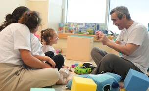 עמרי מירן עם בנותיו (צילום: אלעד מלכה, לע"מ)