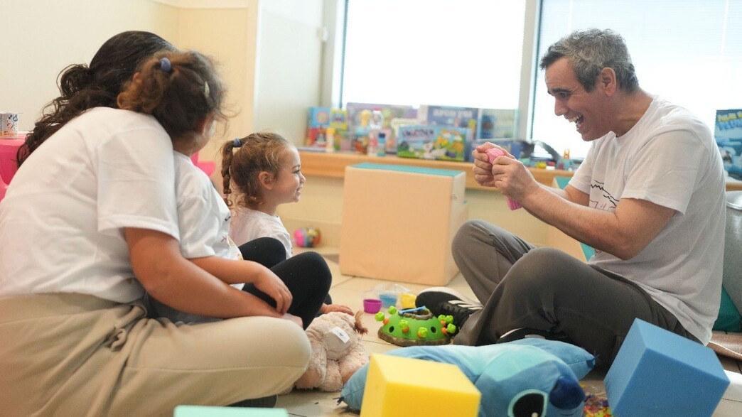 עמרי מירן עם בנותיו