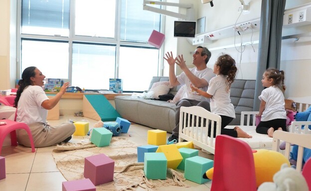 עמרי מירן עם בנותיו