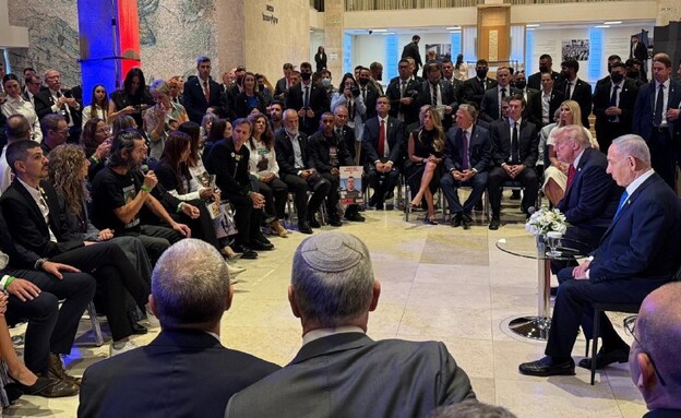 טראמפ ונתניהו עם משפחות חטופים בכנסת