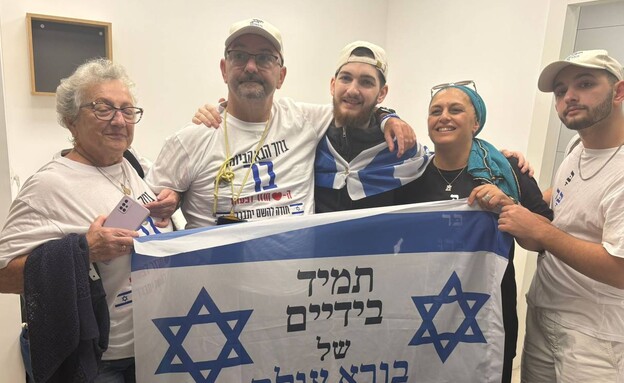 בר קופרשטיין ואביו מתחבקים בעמידה בר קופרשטיין ואביו מתחבקים בעמידה