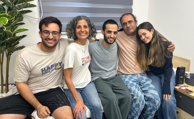 נמרוד כהן עם משפחתו