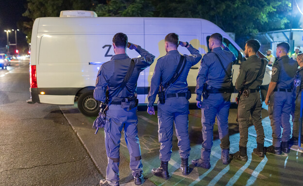 אנשי כוחות הביטחון מצדיעים לארונות החללים החטופים (צילום: דור פזואלו, פלאש 90)