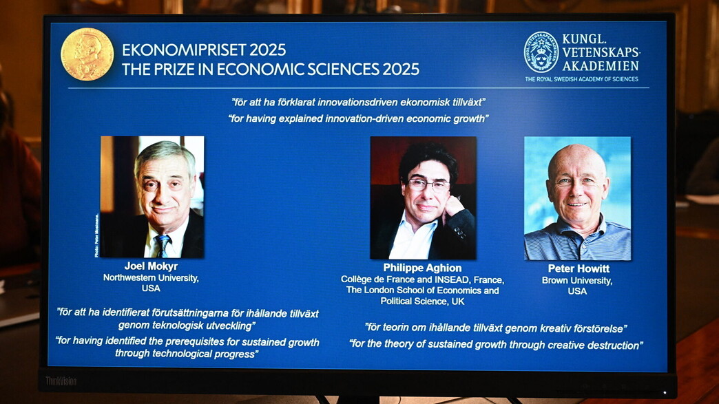 חברי ועדת הפרס מציגים את הזוכים בפרס נובל לכלכלה 2025 חברי ועדת הפרס מציגים את הזוכים בפרס נובל לכלכלה 2025