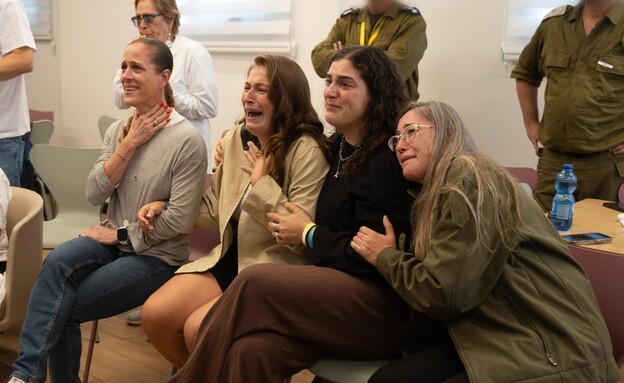 משפחתו של עמרי מירן צופים ברגע החבירה לכוח צה"ל