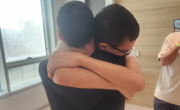 אביתר דוד וגיא גלבוע דאלאל נפגשים בבית החולים