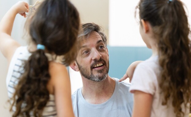 דוד קוניו עם שתי בנותיו