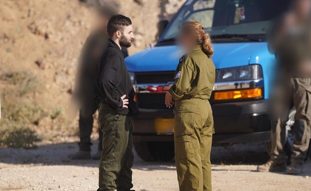 מתן אנגרסט עם נציגי צה