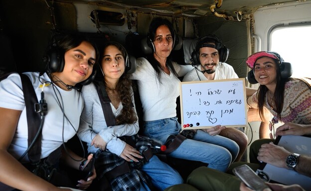 מתן צנגאוקר ומשפחתו במסוק צה"ל מתן צנגאוקר ומשפחתו במסוק צה"ל