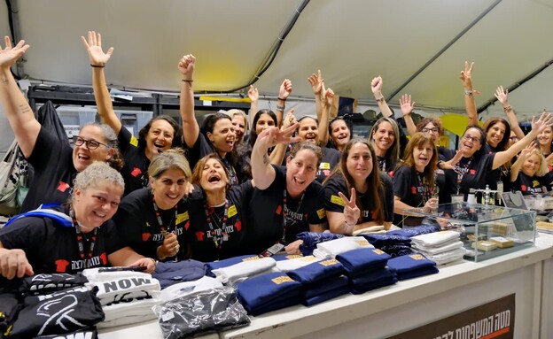 מתנדבי מטה משפחות החטופים בכיכר מתנדבי מטה משפחות החטופים בכיכר