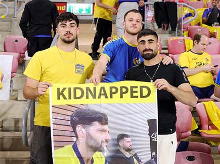 שלט לכבוד גלי וזיוי באחד המשחקים של מכבי ת“א בעונה הקודמת (אלן שיב (צילום: ספורט 5)