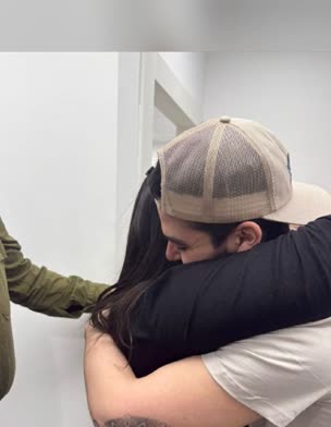 חיבוק ראשון עם אמא ואבא: יוסף חיים אוחנה נפגש עם הוריו (וידאו AVI: חדשות)