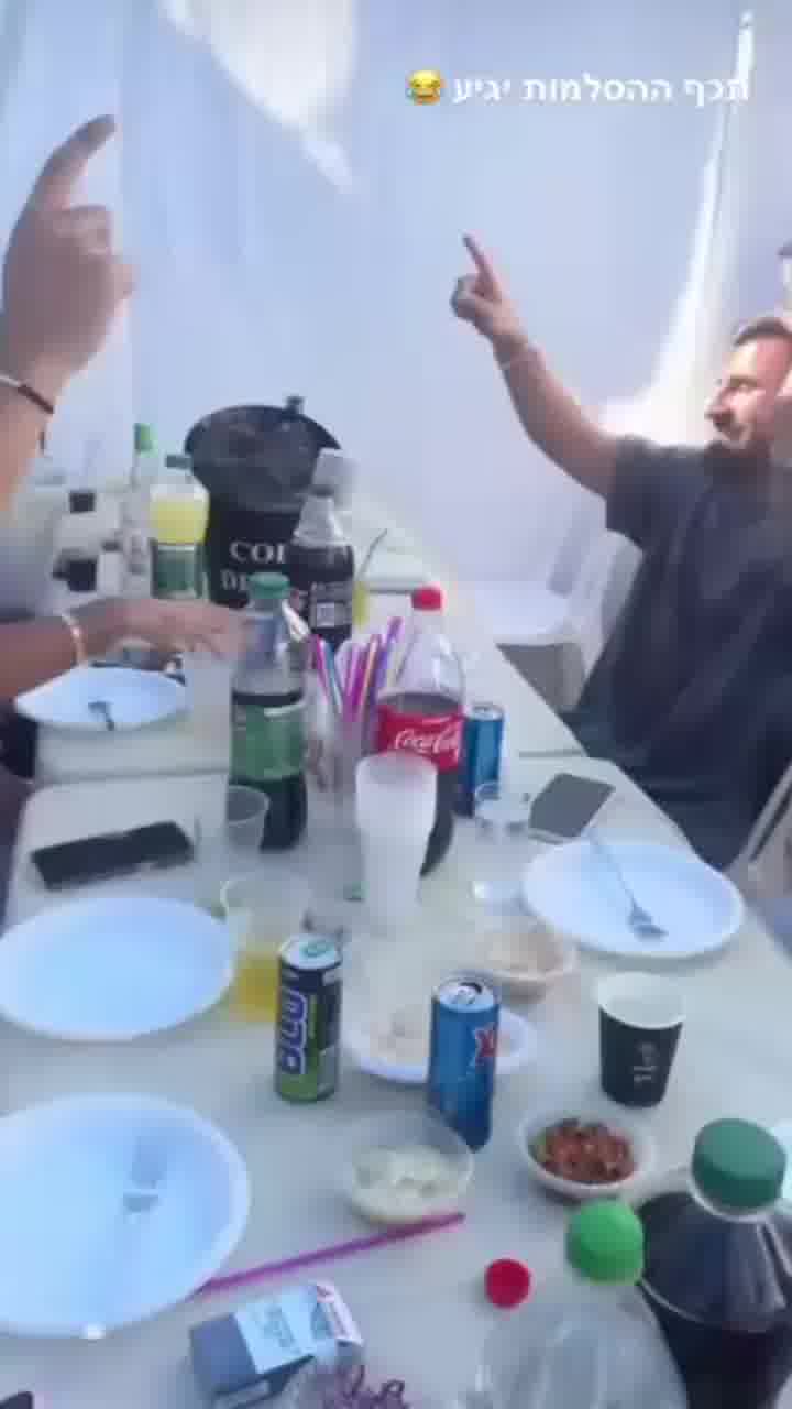 ידידות טובה או מעבר? כוכבי "האח הגדול" ארז איסקוב ומאי ערב מחובקים ומחוייכים בחגיגות עם חברים של ארז