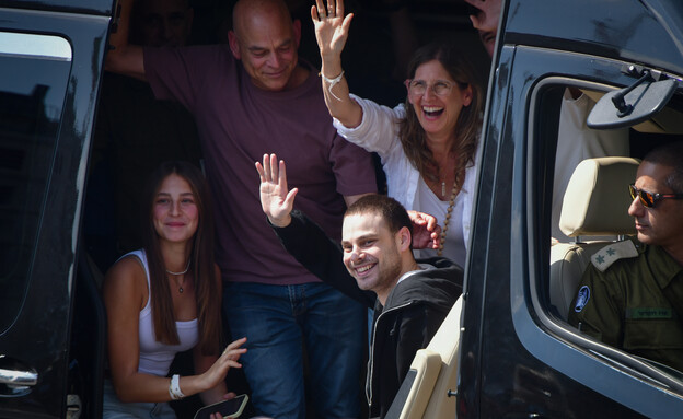 אלון אהל ומשפחתו בהגעה לבית החולים אלון אהל ומשפחתו בהגעה לבית החולים