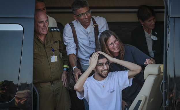 אביתר דוד עם משפחתו בבית החולים