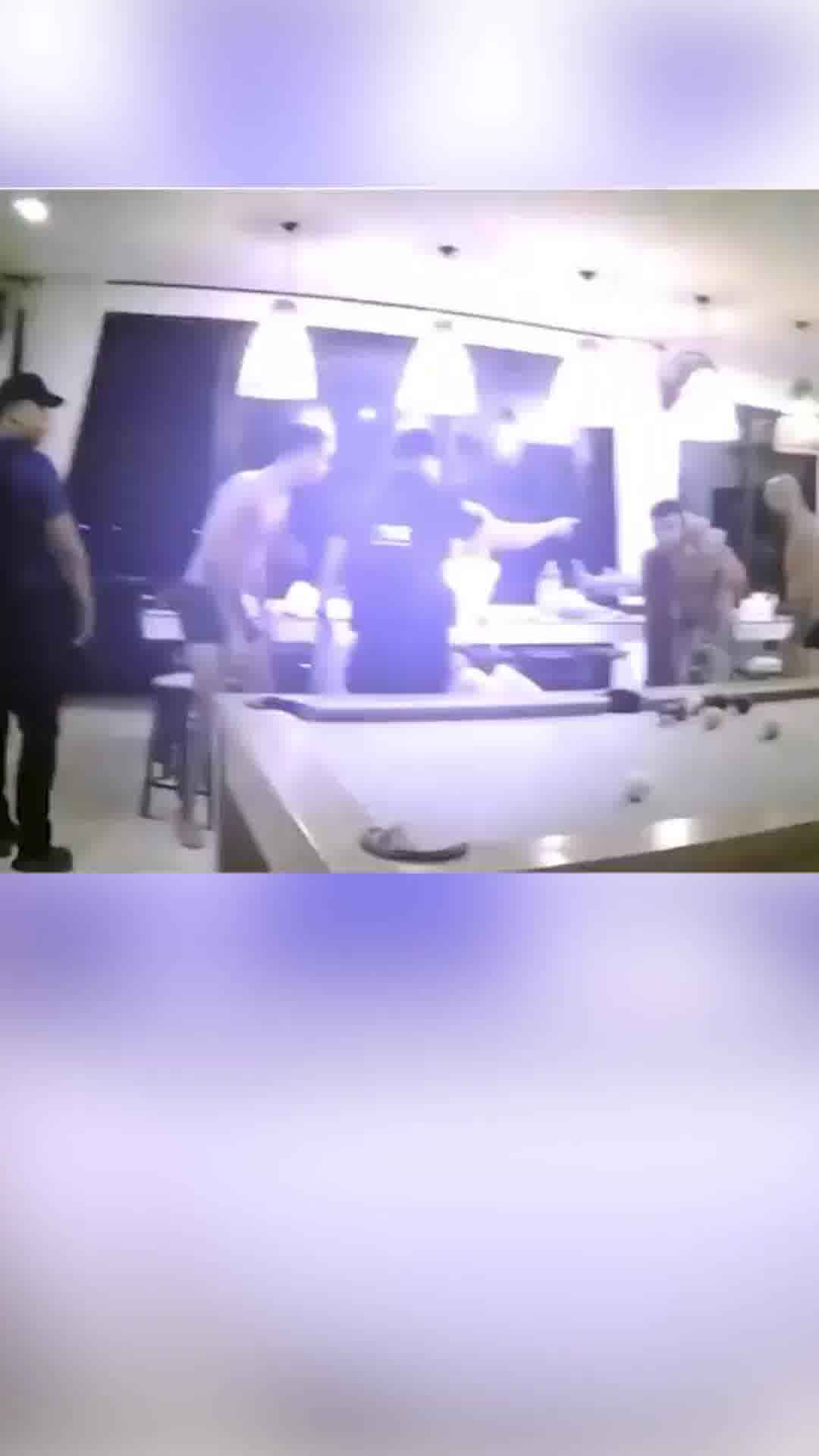 תיעוד: רגע הפריצה למסיבה בווילה בקופנגן - 4 ישראלים נעצרו בחשד לשימוש בסמים