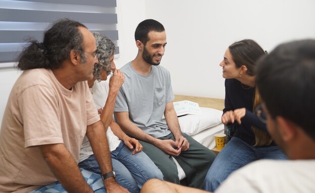 נימרוד כהן ומשפחתו בבית החולים (צילום: דובר צה"ל)