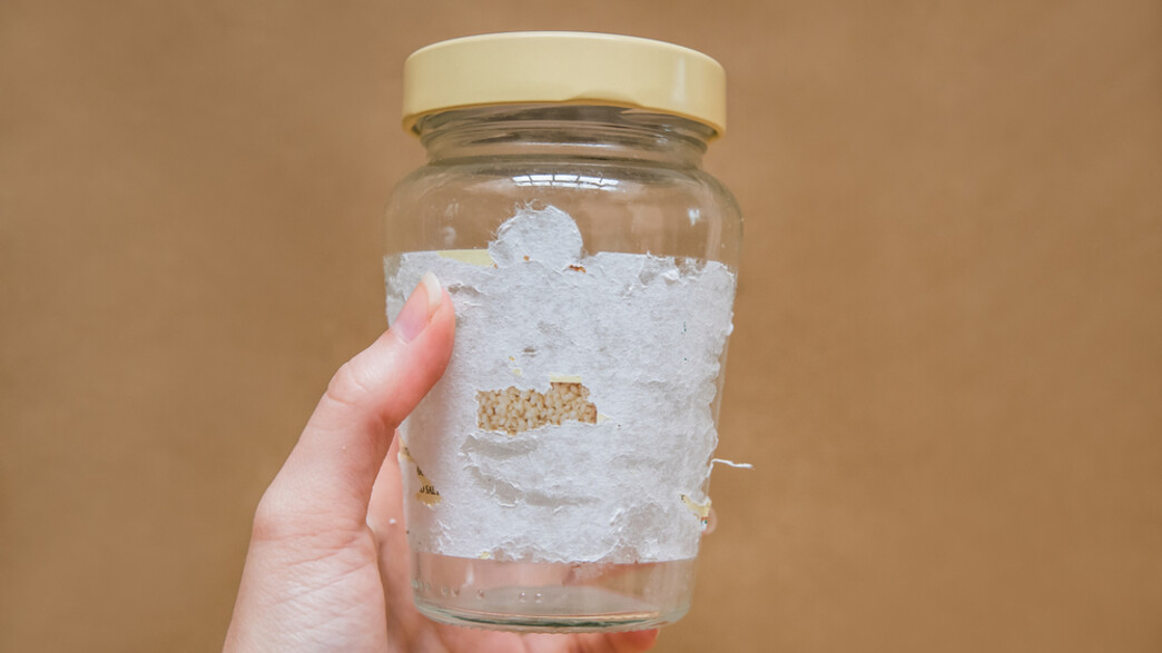 מדבקה על צנצנת