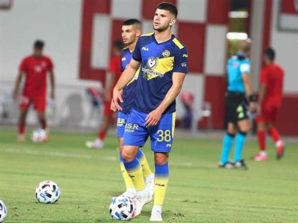 הכדור נדבק לו לרגל (אלן שיבר) (צילום: ספורט 5)