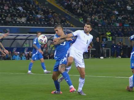 רגע התפיסה בחולצה של בריבו (צילום: ספורט 5)