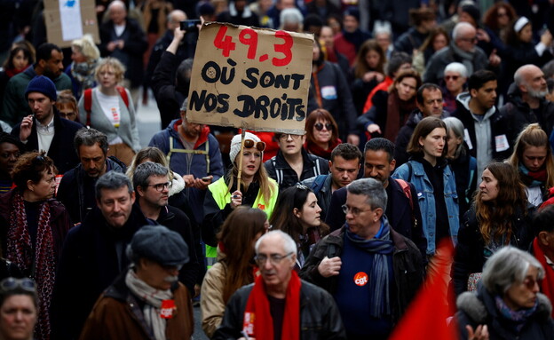 המחאות בצרפת נגד השימוש של מקרון בסעיף 49.3, 2023