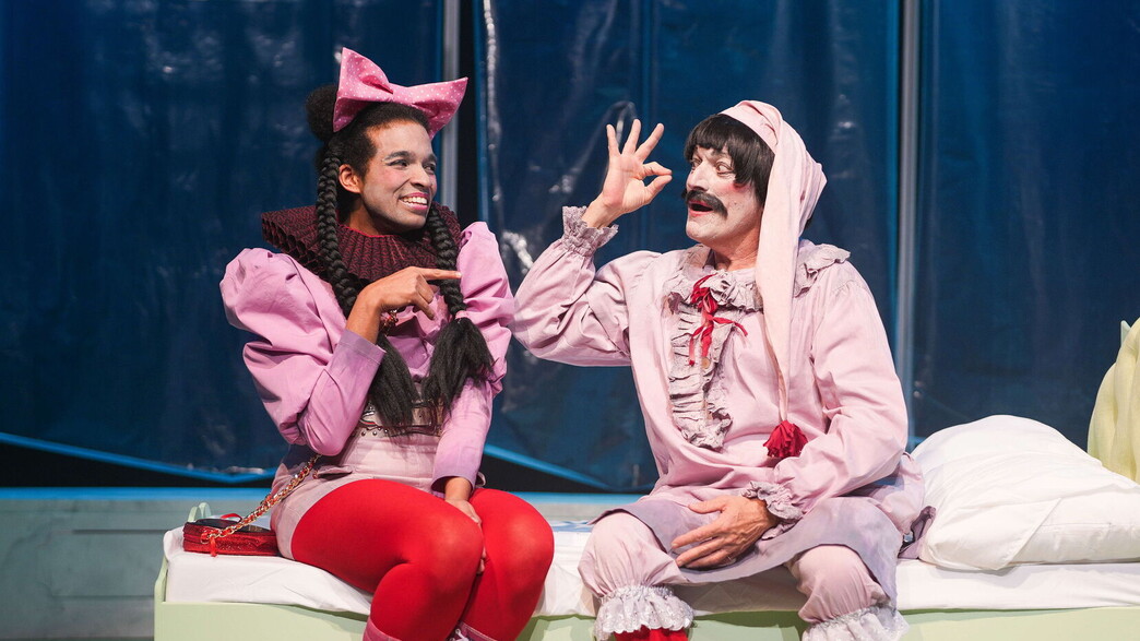 מתוך ההצגה ״החולה המדומה״ במרכז נא לגעת מתוך ההצגה ״החולה המדומה״ במרכז נא לגעת