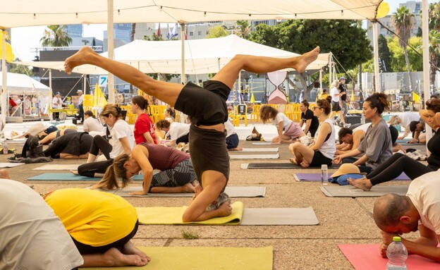 גיא אדליסט ביוגה בכיכר גיא אדליסט ביוגה בכיכר