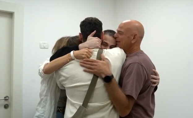 רגעי האיחוד של אלון אהל עם משפחתו רגעי האיחוד של אלון אהל עם משפחתו
