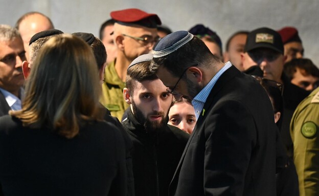 שורד השבי מתן אנגרסט בהלווית מפקדו סרן דניאל פרץ (צילום: יואב דודקביץ', TPS)